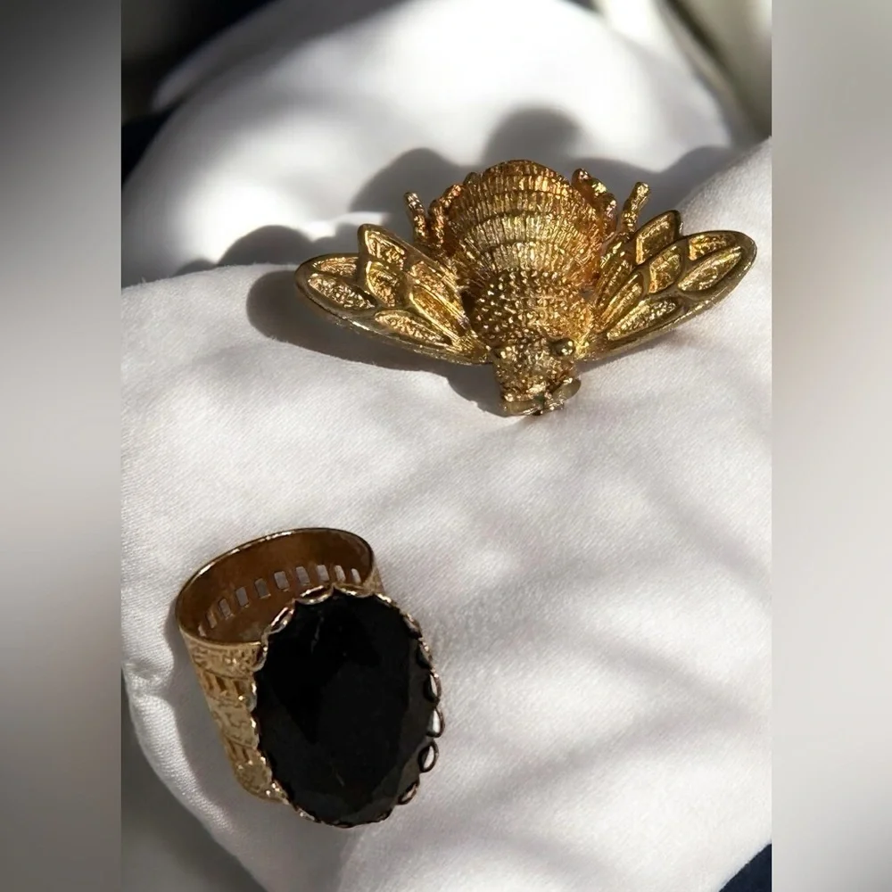 Vintage 1975 AVON signed Gold bee pendant & black stone ring size 4